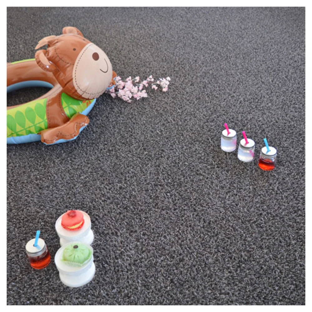 Gazon Synthétique Happy Party - Couleur Gris Foncé - Classé Feu - 20mm - 2m X 9m 4 Gazon Synthétique Happy Party - Couleur Gris Foncé - Classé Feu - 20mm - 2m X 9m – Image 2